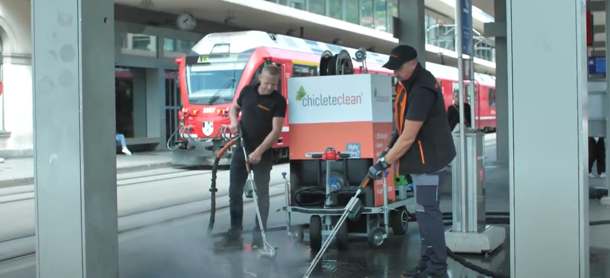 Zwei Mitarbeitende von chicleteclean reinigen einen Bahnhofperron mit dem mobilen Dampfsystem